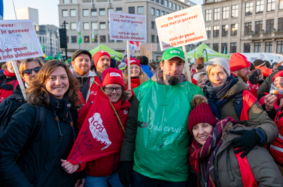 Samen met 100.000 anderen betoogden Babette en Jonas op 13 februari tegen de maatregelen van de Arizona-regering: “We vechten samen voor een betere toekomst, voor onszelf maar ook voor de kinderen in onze klassen.” (Foto Solidair, Tania Gomez)