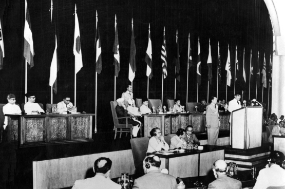De grote conferentiezaal in Bandung. (Foto sbamueller)