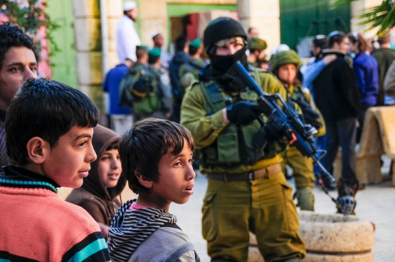 Westelijke Jordaanoever. Jonge Palestijnen in Hebron worden omringd door Israëlische soldaten. (Foto Mohammed Khatib)