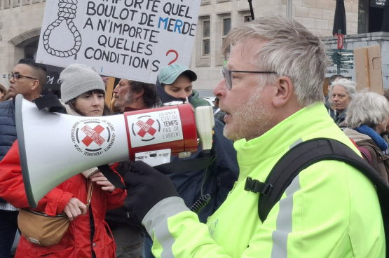 Yves Martens tijdens een betoging tegen de uitsluiting van werklozen op 24 april. (Foto RV)