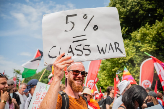 5000 mensen – waaronder 350 leden van de PVDA – betoogden op 22 juni in Den Haag om de sociale zekerheid en de vrede te verdedigen en zich te verzetten tegen de drastische verhoging van de militaire uitgaven. (Foto Solidair, Sofia Touhami)