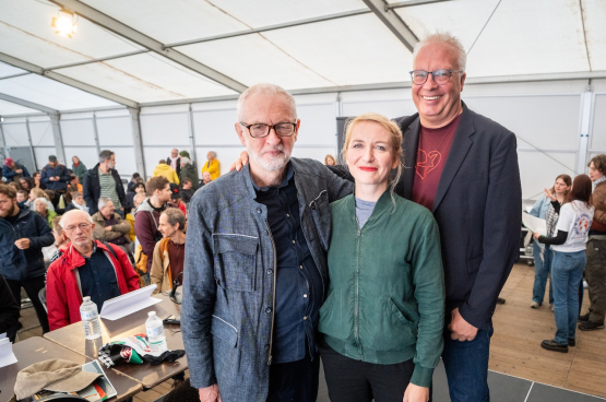 Jeremy Corbyn, Ines Schwerdner en Peter Mertens. (Foto Solidair, Stefaan Van Parys)