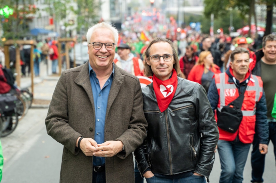 Benjamin Pestieau (rechts) met Peter Mertens, algemeen secretaris van de PVDA. (Foto Solidair, Stefaan Van Parys)