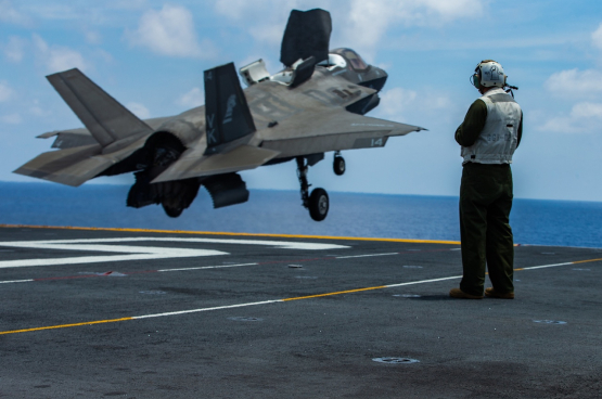 Reeds bij Obama was er een oproep aan Europa om zelf in te staan voor militaire veiligheid. Omdat de VS hun militaire focus toen al naar Azië hebben verlegd en zich niet op verschillende fronten tegelijk kunnen richten. (Foto U.S. Pacific Fleet)