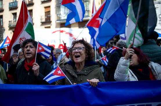 In heel de wereld komen mensen op straat in solidariteit met het Cubaanse volk. Hier in Madrid op 1 maart. (Foto David Canales)