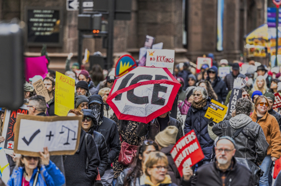 ICE, de deportatiemachine van Trump die overal in de VS arbeiderswijken binnenvalt, stuit op verzet, zoals hier in New York. (Foto Audrey C Bullock)